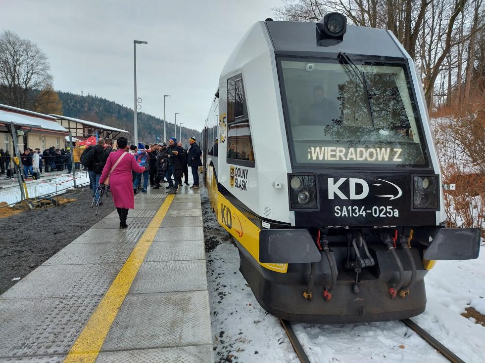 Kolej wraca do Świeradowa-Zdroju po prawie 30 latach - pasażerów w góry zawiozą nowoczesne szynobusy 